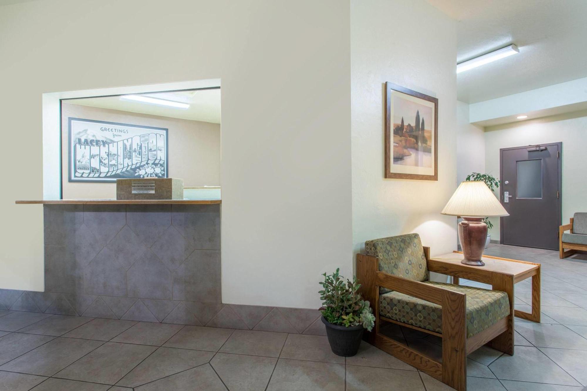 Super 8 By Wyndham Lacey Olympia Area Εξωτερικό φωτογραφία